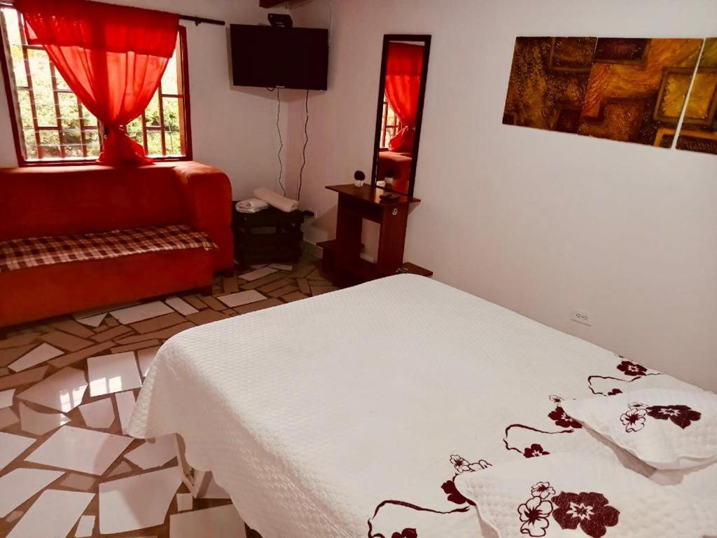 Casa Roja Parche Campestre - Hospedaje Guatapé Bed and Breakfast Exterior foto